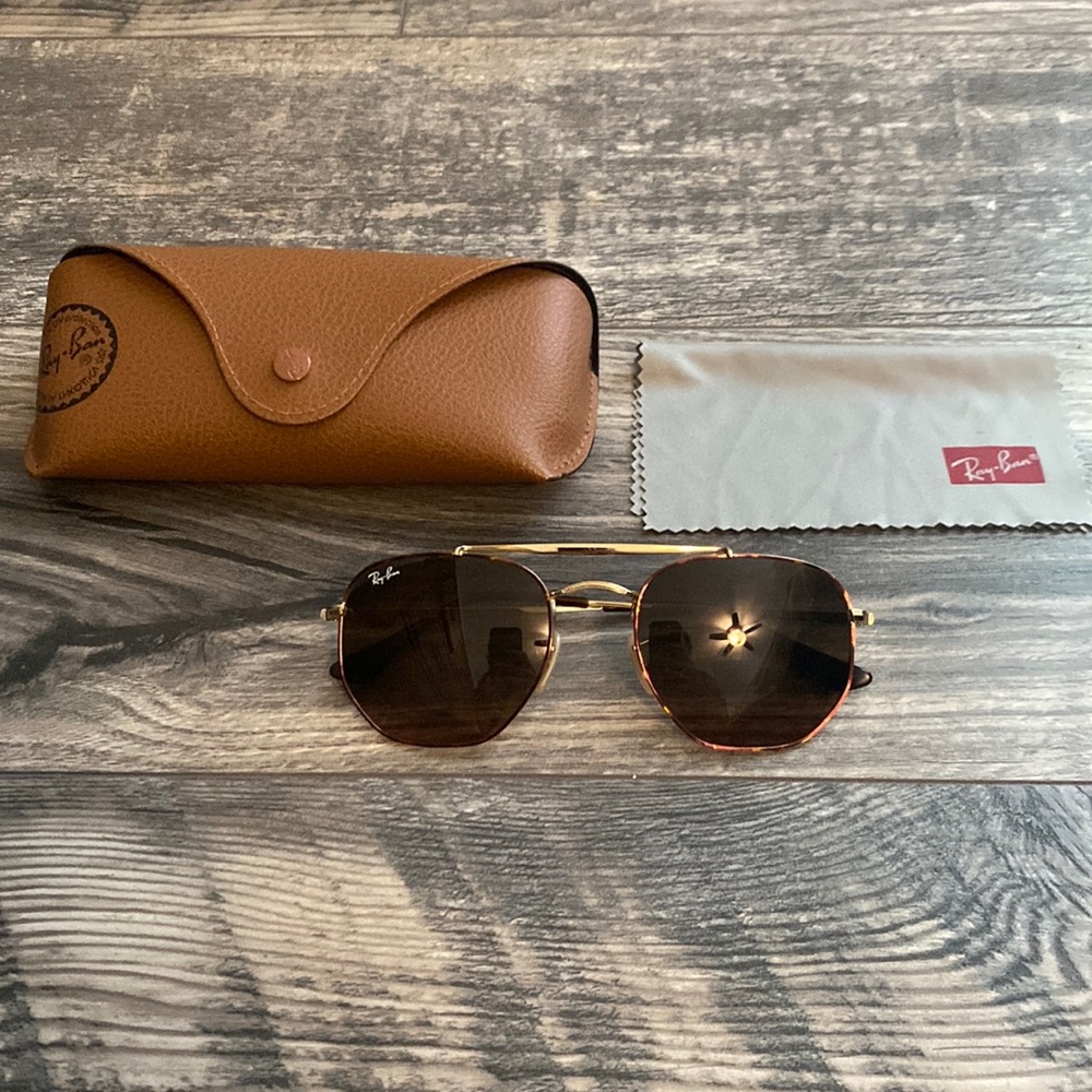 Tortoise, wire-frame Ray-Bans
